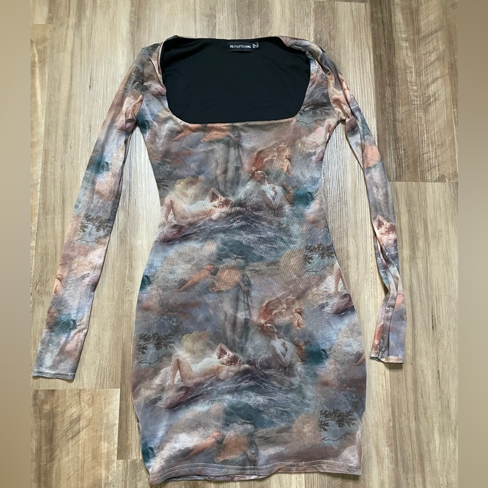 PrettyLittleThing Renaissance Print Shape Dress